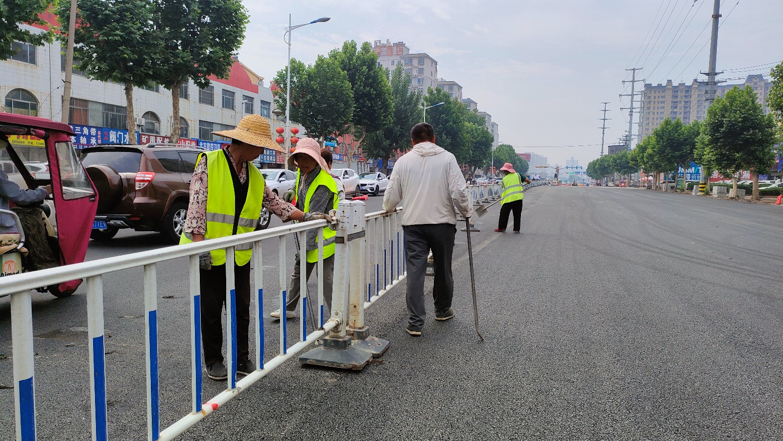 平行路（荊河東路至沿河路段）主車(chē)道順利完成瀝青鋪設